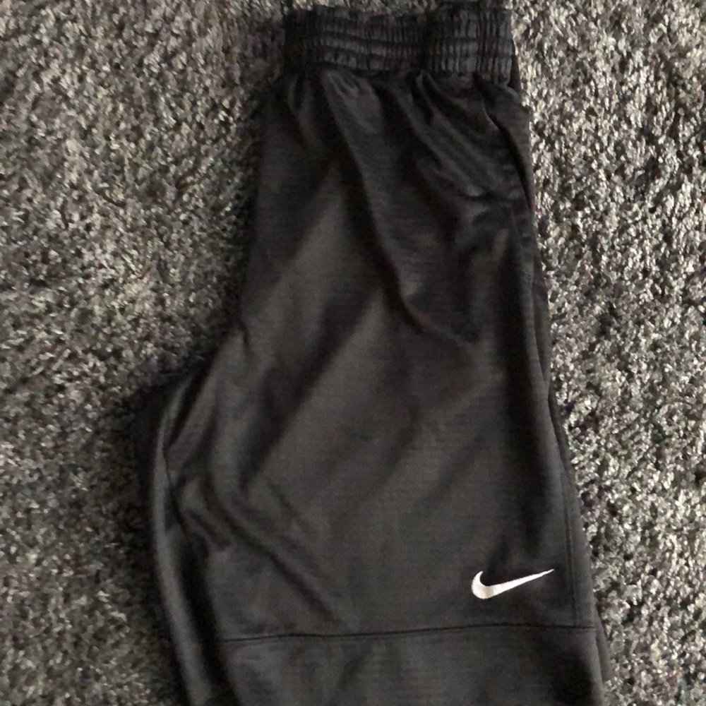 Men’s knee length Nike shorts!!
